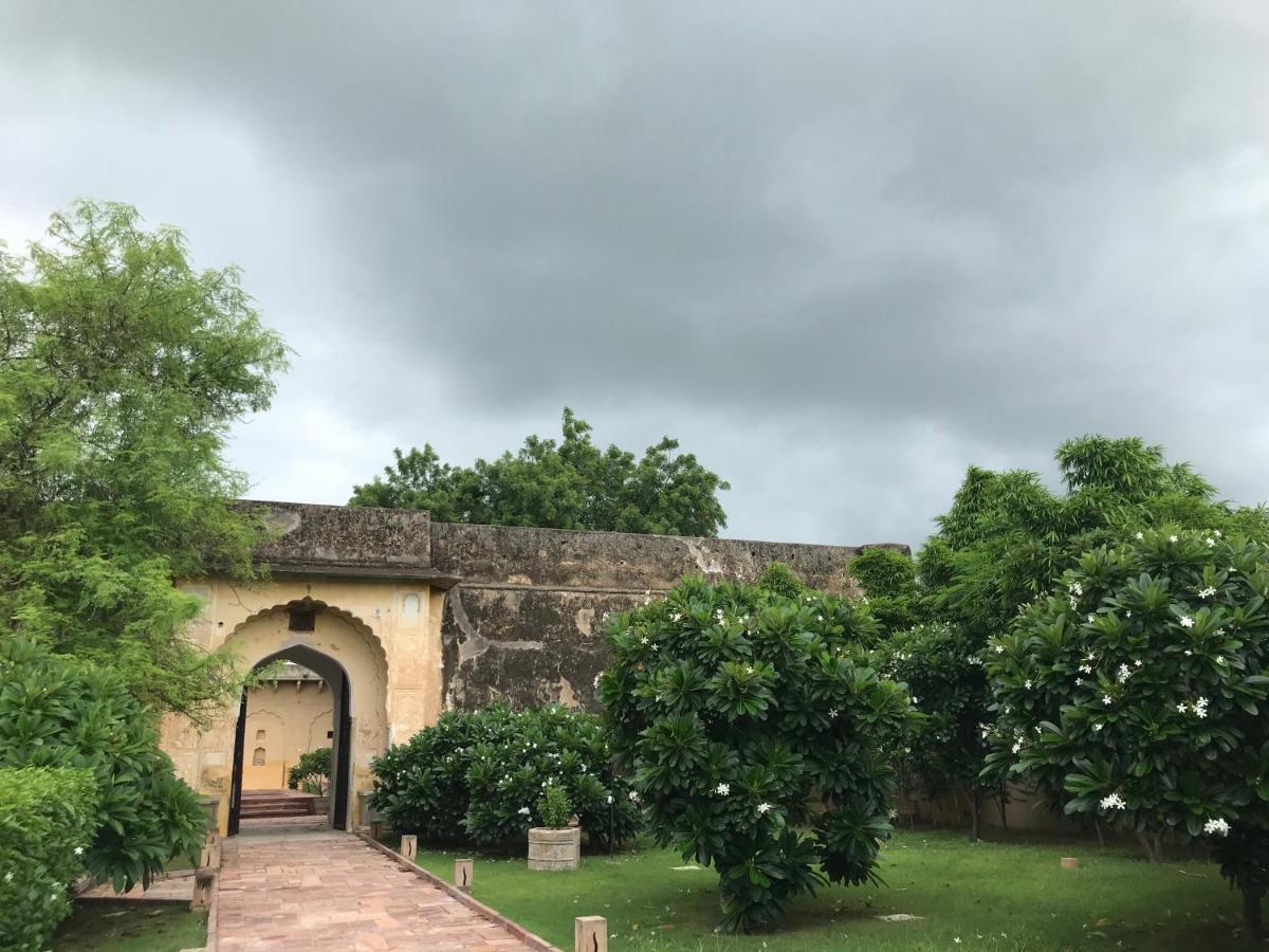 ホテル Deeppura Garh Sīkar エクステリア 写真